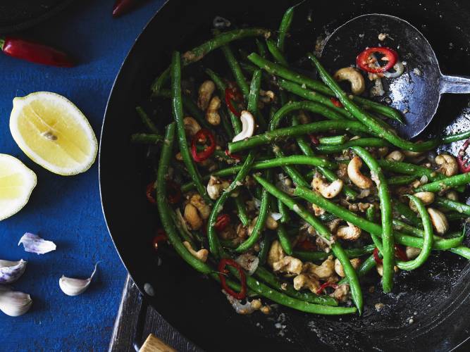 Sauté de haricots verts et de noix de cajou